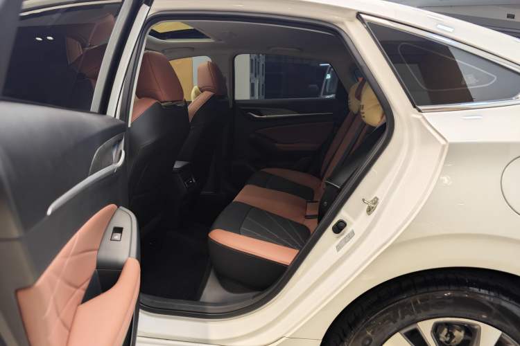 Used CHANGAN Eado 2023 Changan Edition PLUS Blue Whale NE 1.4T GDI DCT Prestige Version Interior 5