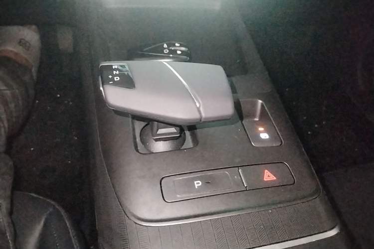 Used CHANGAN Eado 2024 1.5T GDI Automatic Prestige Edition Gear Lever