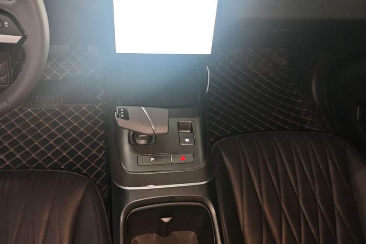 Used CHANGAN Eado 2024 1.5T GDI Automatic Flagship Edition Gear Lever