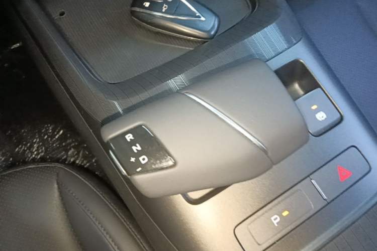 Used CHANGAN Eado 2024 1.5T GDI Automatic Prestige Edition Gear Lever
