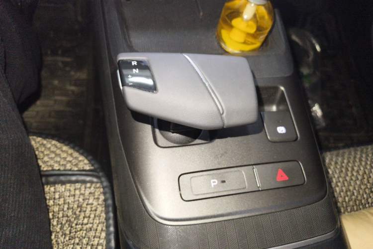 Used CHANGAN Eado 2024 1.5T GDI Automatic Flagship Edition Gear Lever