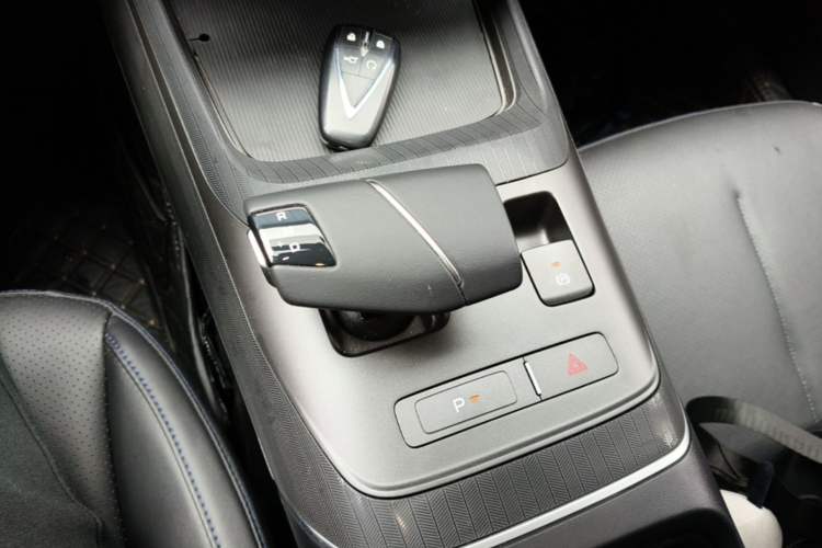 Used CHANGAN Eado 2024 1.5T GDI Automatic Prestige Edition Gear Lever