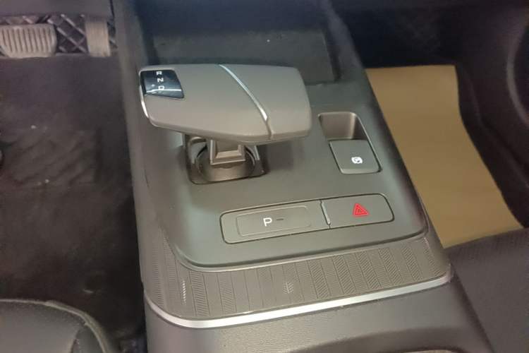 Used CHANGAN Eado 2024 1.5T GDI Automatic Prestige Edition Gear Lever