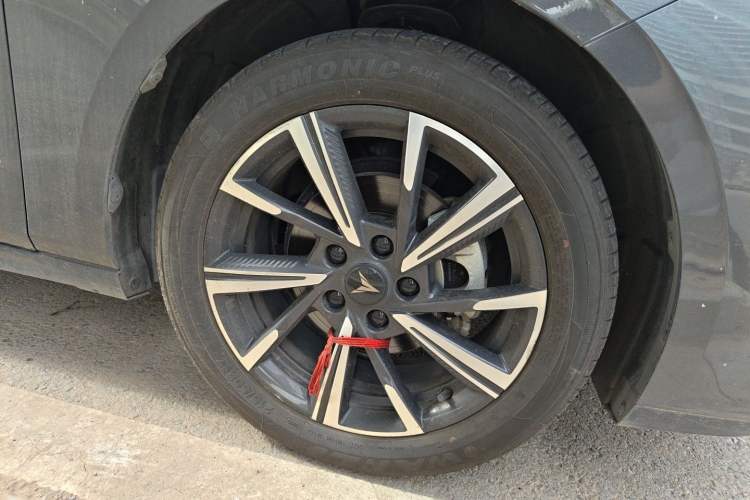 Used CHANGAN Eado 2024 1.5T GDI Automatic Flagship Edition Right Front Wheel Hub
