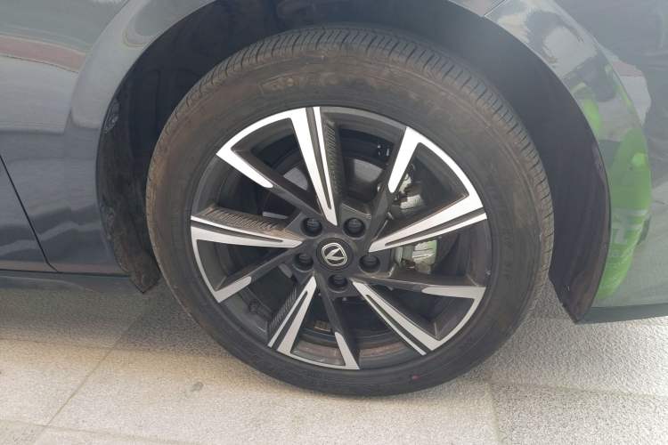 Used CHANGAN Eado 2024 1.5T GDI Automatic Prestige Edition Right Front Wheel Hub