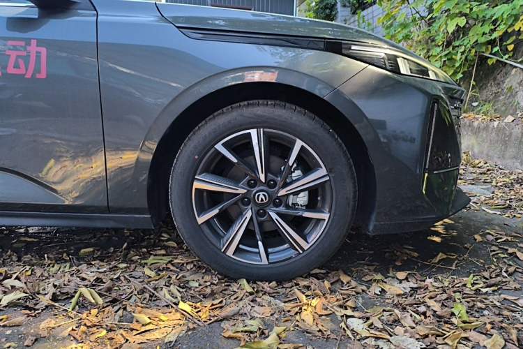 Used CHANGAN Eado 2024 1.5T GDI Automatic Flagship Edition Right Front Wheel Hub