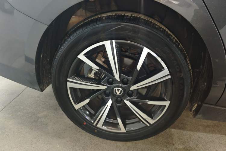 Used CHANGAN Eado 2024 1.5T GDI Automatic Prestige Edition Right Rear Wheel Hub