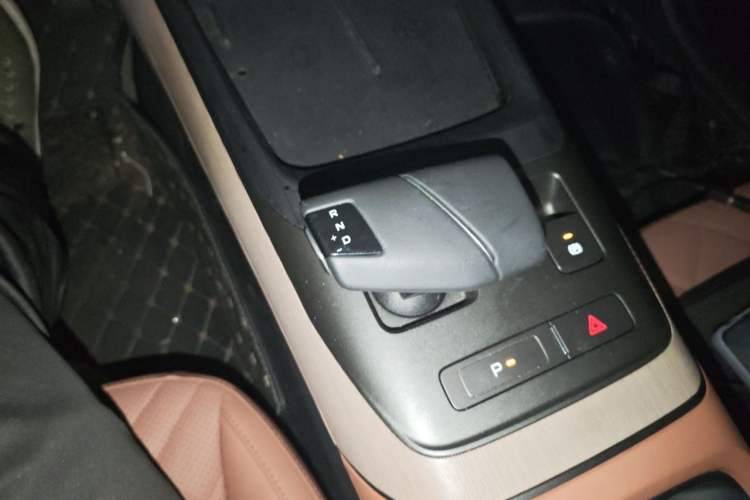 Used CHANGAN Eado 2024 1.5T GDI Automatic Flagship Edition Gear Lever