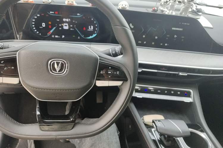 Used CHANGAN Eado 2024 PLUS Blue Whale NE 1.4T GDI DCT High-Energy Edition Center Console