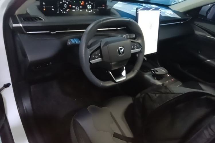 Used CHANGAN Eado 2024 1.5T GDI Automatic Prestige Edition Center Console