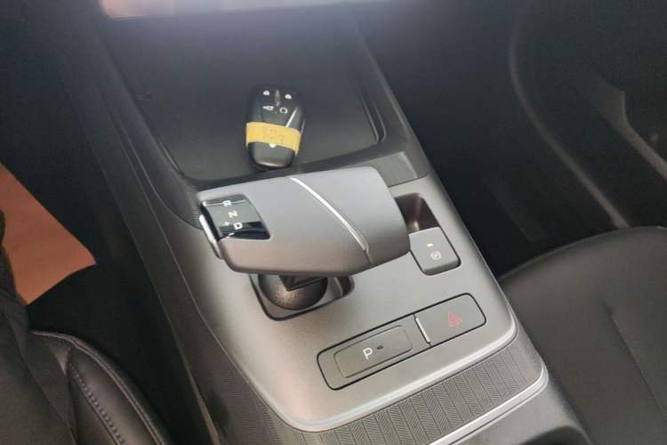 Used CHANGAN Eado 2024 1.5T GDI Automatic Prestige Edition Gear Lever