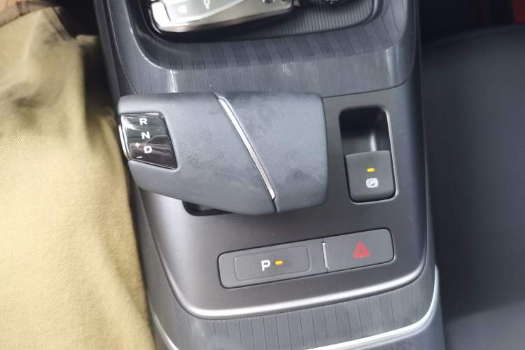 Used CHANGAN Eado 2024 1.5T GDI Automatic Prestige Edition Gear Lever