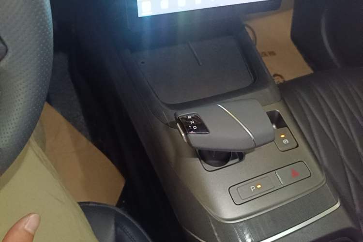 Used CHANGAN Eado 2024 1.5T GDI Automatic Flagship Edition Gear Lever