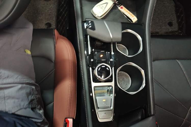 Used CHANGAN Eado 2024 PLUS Blue Whale NE 1.4T GDI DCT High-Energy Edition Gear Lever