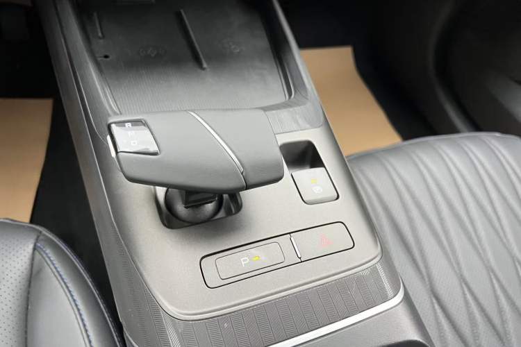Used CHANGAN Eado 2024 1.5T GDI Automatic Flagship Edition Gear Lever