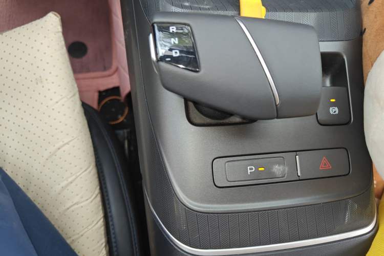 Used CHANGAN Eado 2024 1.5T GDI Automatic Prestige Edition Gear Lever