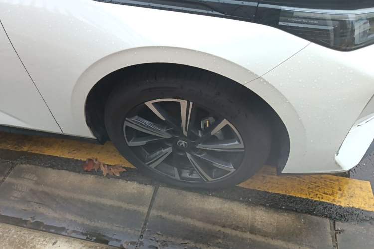 Used CHANGAN Eado 2024 1.5T GDI Automatic Prestige Edition Right Front Wheel Hub