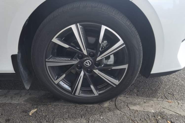 Used CHANGAN Eado 2024 1.5T GDI Automatic Prestige Edition Right Front Wheel Hub