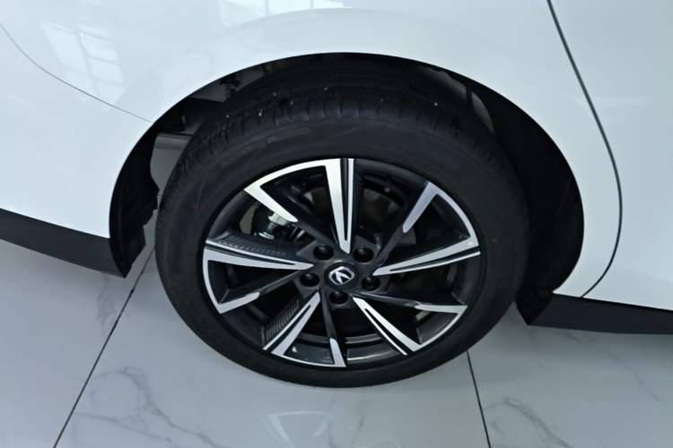 Used CHANGAN Eado 2024 1.5T GDI Automatic Prestige Edition Right Rear Wheel Hub
