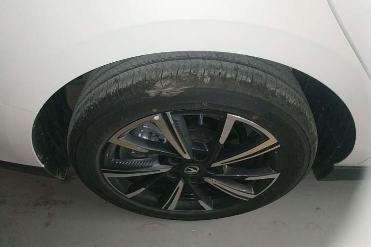 Used CHANGAN Eado 2024 1.5T GDI Automatic Prestige Edition Right Rear Wheel Hub