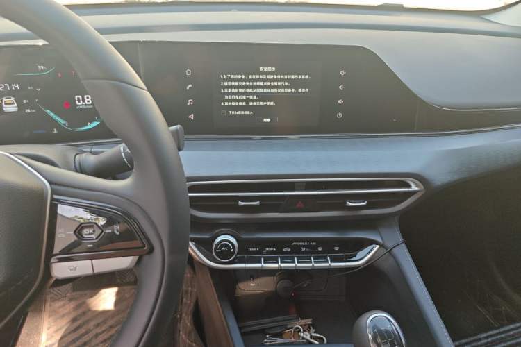 Used CHANGAN Eado 2025 PLUS 1.5L Manual Luxury Edition Audio And AC Panel