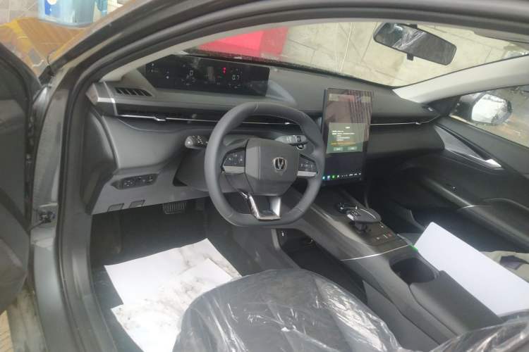 Used CHANGAN Eado 2025 Blue Whale 1.5T 500Bar Prestige Model Center Console