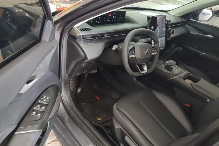 Used CHANGAN Eado 2025 Blue Whale 1.5T 500Bar Prestige Model Driver Seat