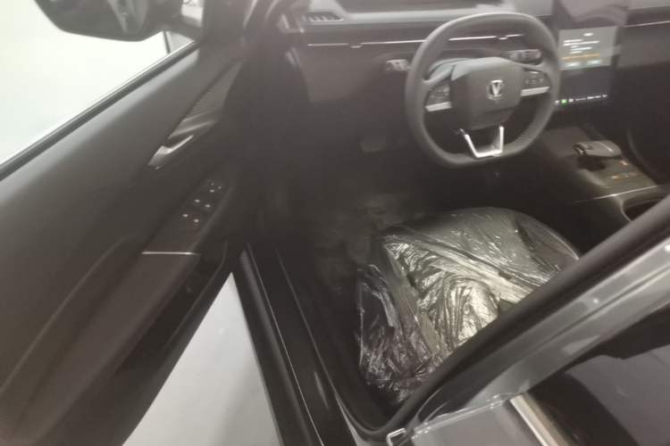 Used CHANGAN Eado 2025 Blue Whale 1.5T 500Bar Prestige Model Driver Seat