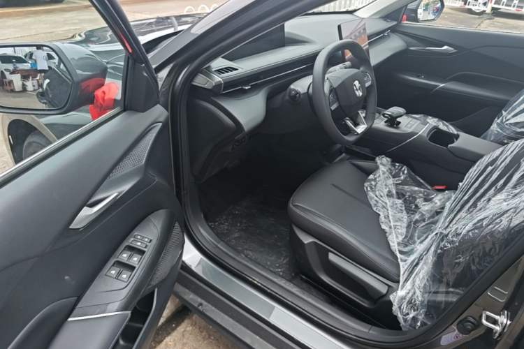 Used CHANGAN Eado 2025 Blue Whale 1.5T 500Bar Prestige Model Driver Seat