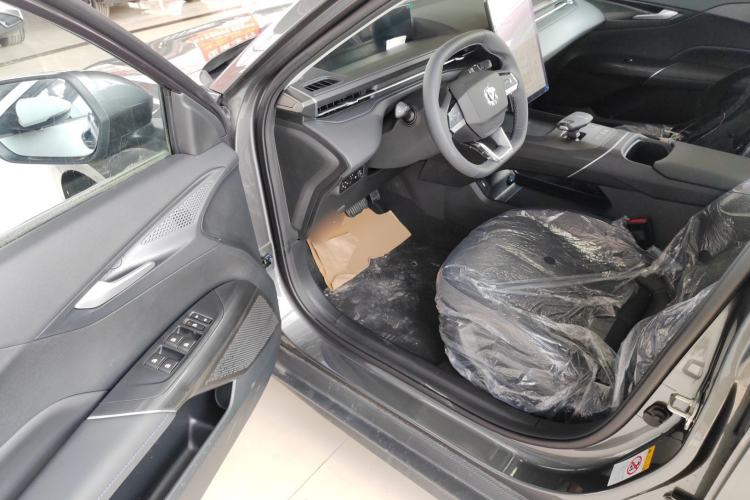 Used CHANGAN Eado 2025 Blue Whale 1.5T 500Bar Prestige Model Driver Seat