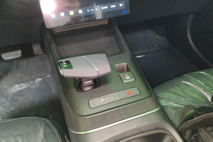 Used CHANGAN Eado 2025 Blue Whale 1.5T 500Bar Prestige Model Gear Lever
