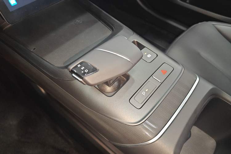 Used CHANGAN Eado 2025 Blue Whale 1.5T 500Bar Prestige Model Gear Lever