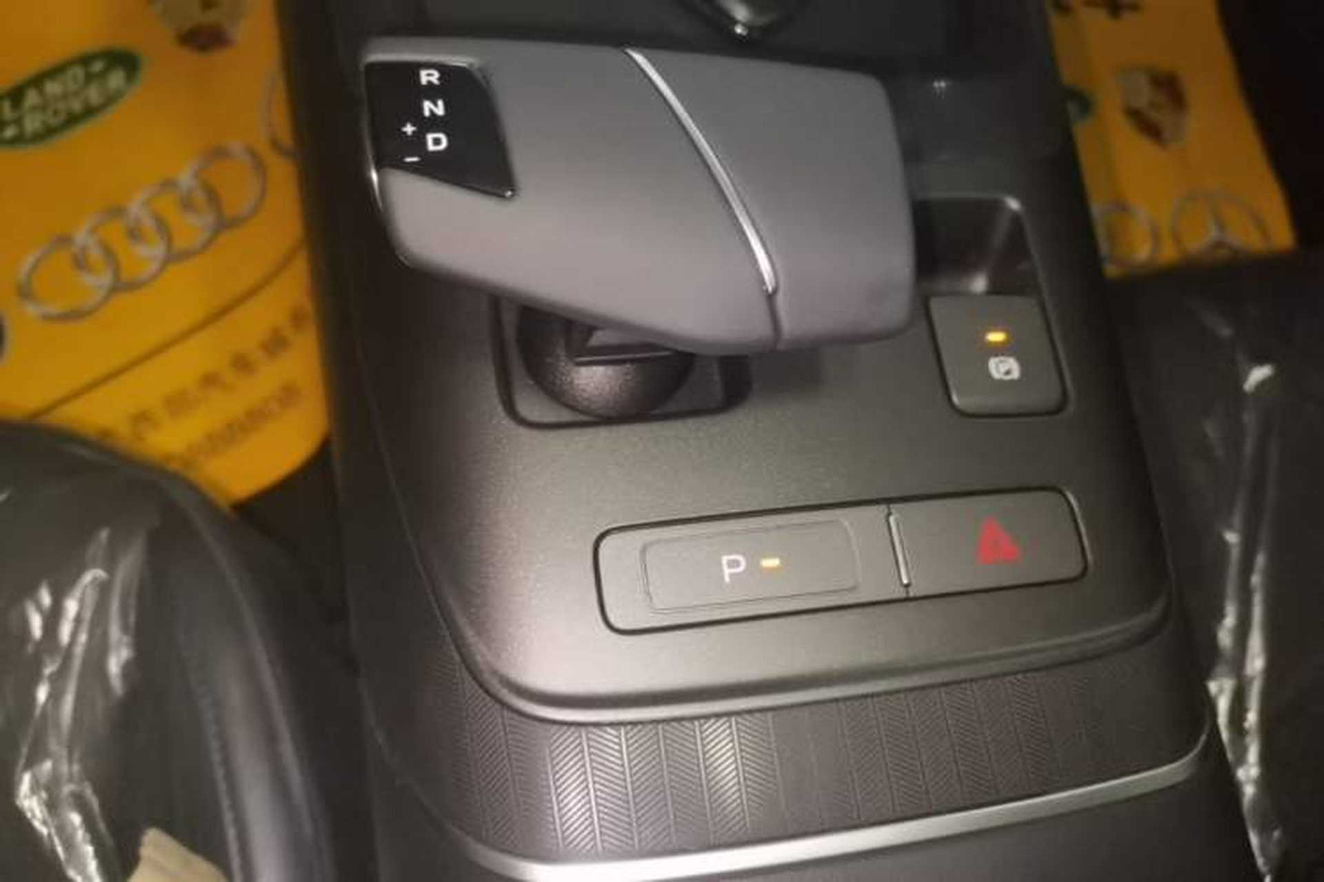 Used CHANGAN Eado 2025 Blue Whale 1.5T 500Bar Prestige Model Gear Lever