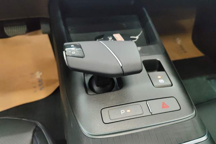Used CHANGAN Eado 2025 Blue Whale 1.5T 500Bar Prestige Model Gear Lever