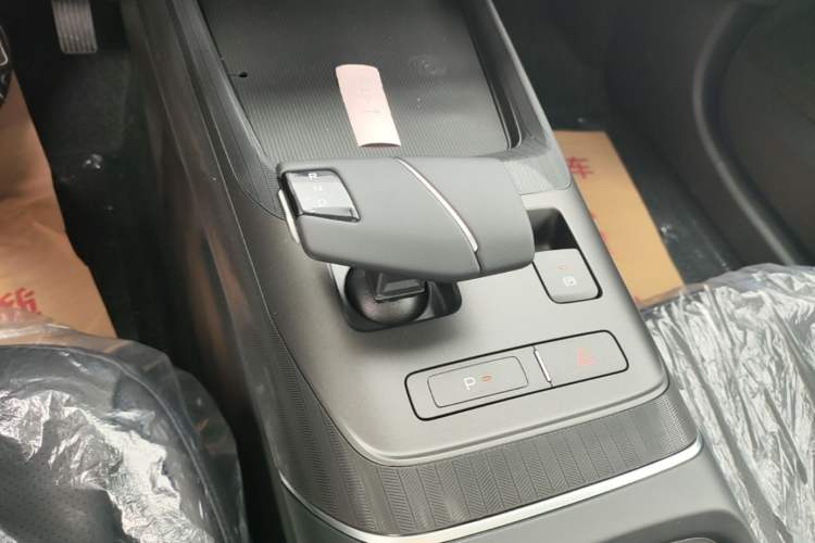 Used CHANGAN Eado 2025 Blue Whale 1.5T 500Bar Prestige Model Gear Lever