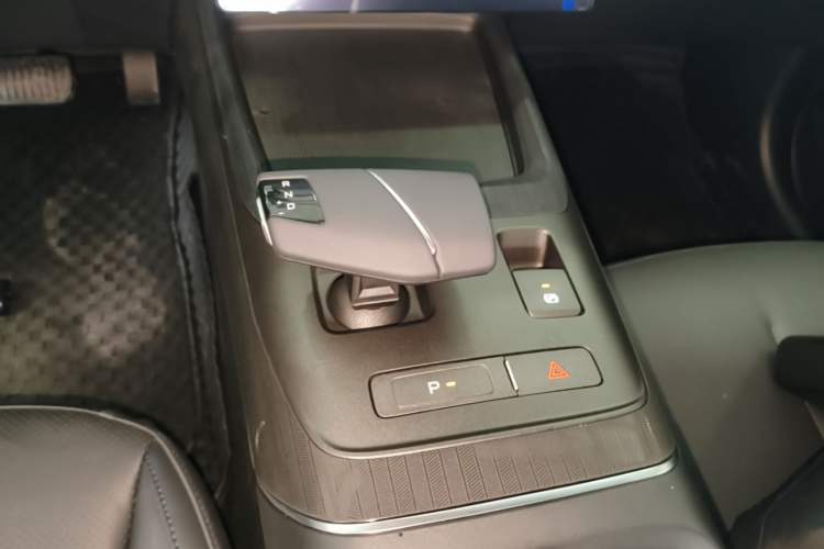 Used CHANGAN Eado 2025 Blue Whale 1.5T 500Bar Prestige Model Gear Lever