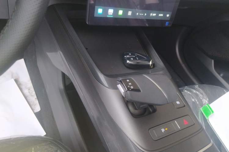 Used CHANGAN Eado 2025 Blue Whale 1.5T 500Bar Prestige Model Gear Lever