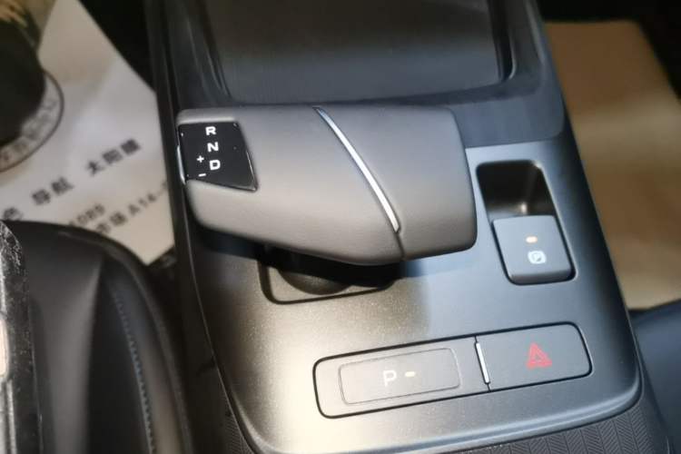Used CHANGAN Eado 2025 Blue Whale 1.5T 500Bar Prestige Model Gear Lever