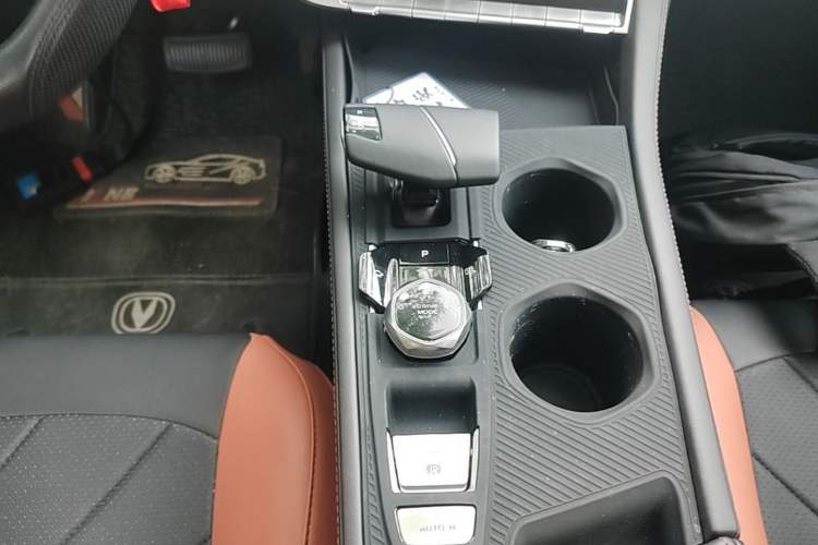 Used CHANGAN Eado 2025 PLUS 1.4T Dual-Clutch High-Energy Version Gear Lever