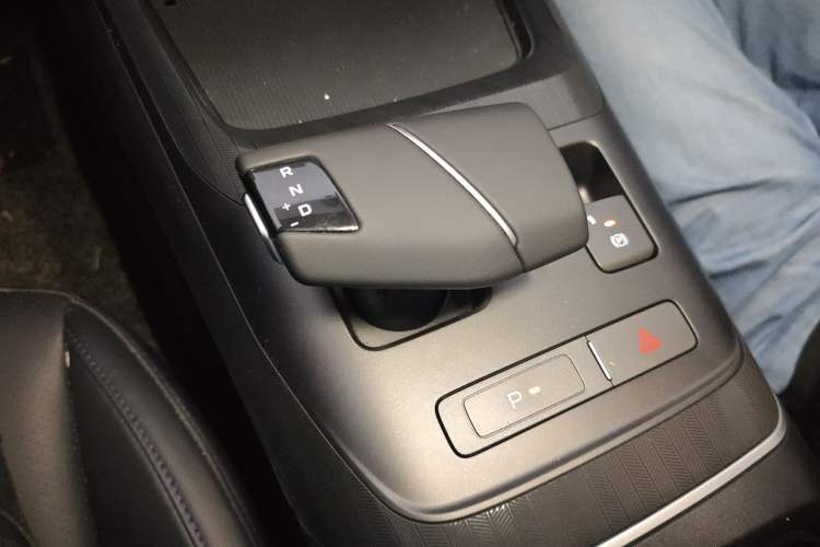 Used CHANGAN Eado 2025 Blue Whale 1.5T 500Bar Prestige Model Gear Lever