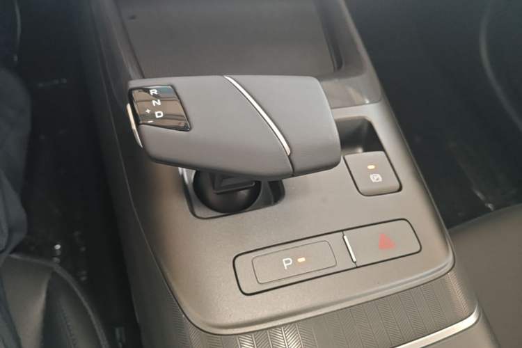 Used CHANGAN Eado 2025 Blue Whale 1.5T 500Bar Prestige Model Gear Lever