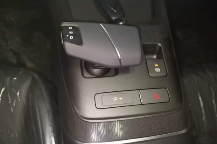 Used CHANGAN Eado 2025 Blue Whale 1.5T 500Bar Prestige Model Gear Lever