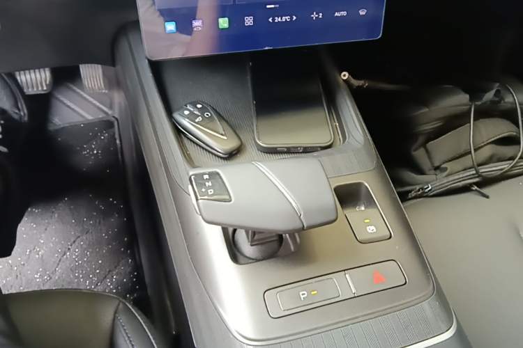 Used CHANGAN Eado 2025 Blue Whale 1.5T 500Bar Prestige Model Gear Lever