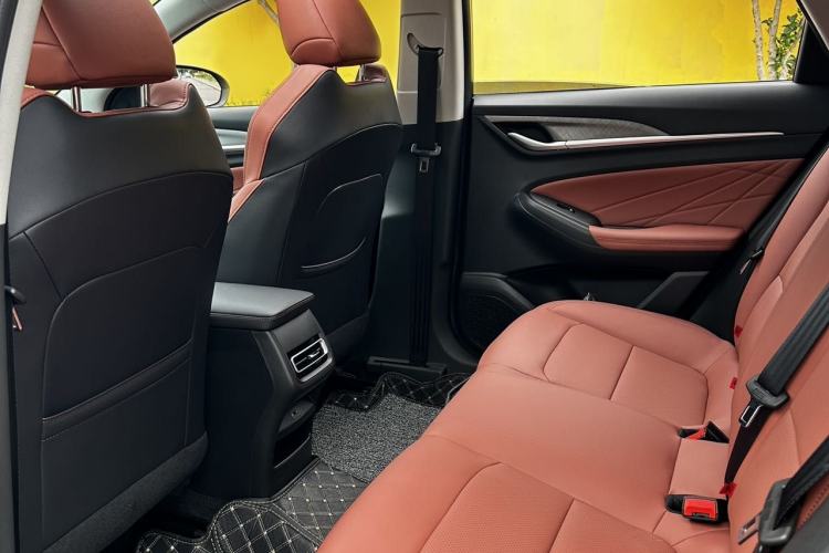 Used CHANGAN Eado 2025 PLUS 1.4T Dual-Clutch High-Energy Version Interior 2