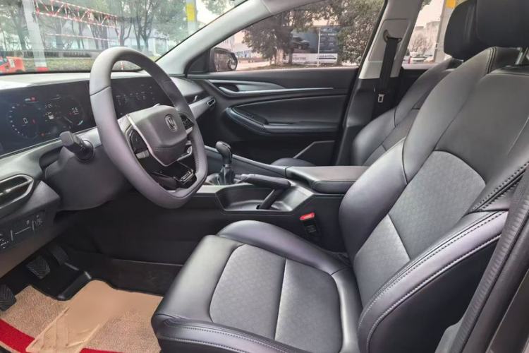 Used CHANGAN Eado 2025 PLUS 1.5L Manual Luxury Edition Interior 4