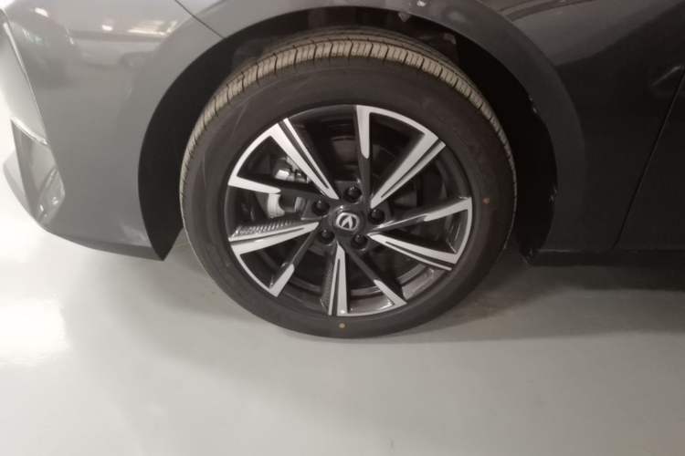 Used CHANGAN Eado 2025 Blue Whale 1.5T 500Bar Prestige Model Left Front Wheel Hub
