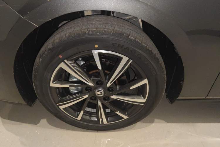 Used CHANGAN Eado 2025 Blue Whale 1.5T 500Bar Prestige Model Left Front Wheel Hub