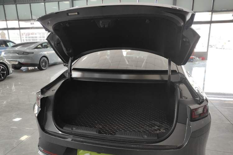 Used CHANGAN Eado 2025 Blue Whale 1.5T 500Bar Prestige Model Trunk