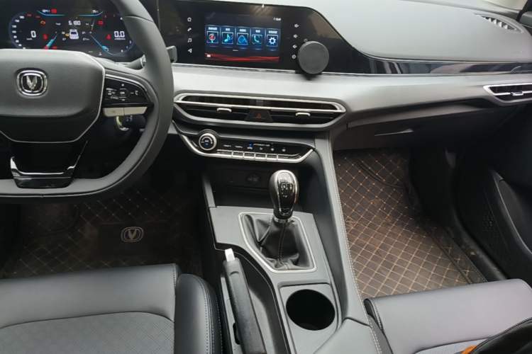 Used CHANGAN Eado 2025 PLUS 1.5L Manual Luxury Edition Audio And AC Panel
