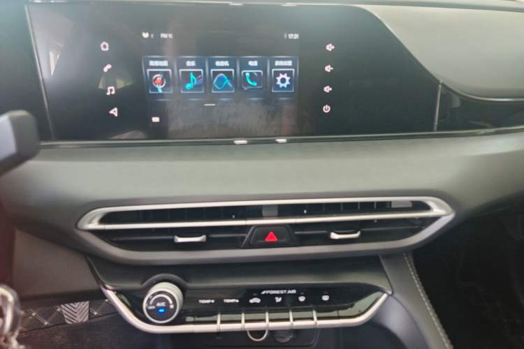 Used CHANGAN Eado 2025 PLUS 1.5L Manual Luxury Edition Audio And AC Panel